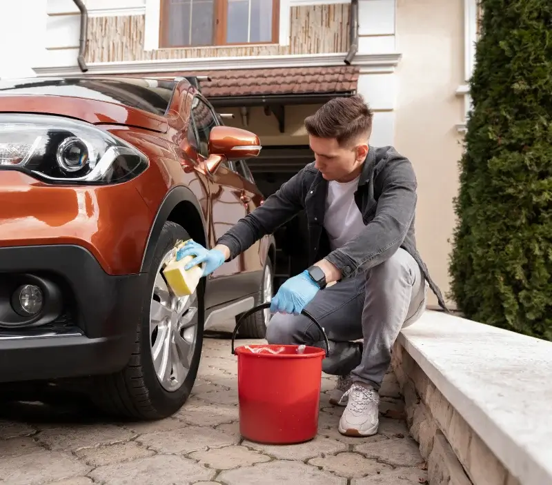 Lavage auto à domicile Asnelles : professionnel intervenant sur un véhicule